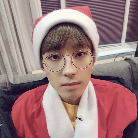 Wonwoo Christmas, Christmas Pfp, Christmas Icons, Old Pictures, Seventeen, Profile Picture, Instagram Profile, Christmas, On Instagram