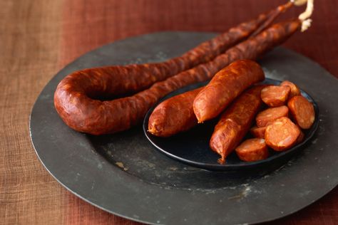 Make your own dry-cured Spanish chorizo, a type of pork sausage that's been seasoned with garlic and paprika and dried for 10 to 14 days. Chorizo Sausage Recipes, Spanish Chorizo Recipes, Spanish Pork, Spanish Sausage, Spanish Chorizo, Chorizo Recipes, Paprika Pork, Sausage Recipe, Chorizo Sausage