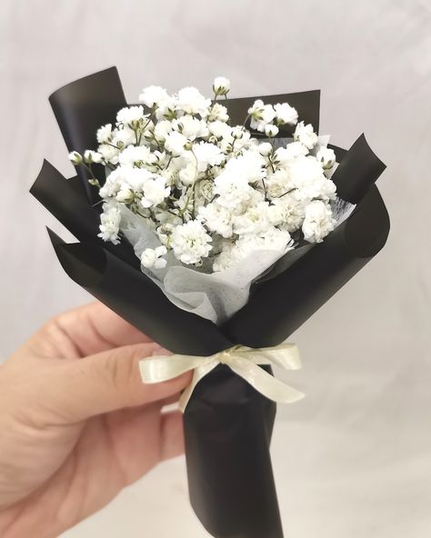 Miniature look cute Flower Shop Design, Hand Tied Bouquet, Mini Hands, Real Flowers, Cute Photos, Flower Shop, Relationship Goals, Flowers Bouquet, Shop Design