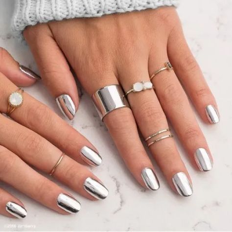 Mirror Nail Polish, Nails Round, Silver Nail Art, Nagellack Trends, Mirror Nails, Silver Nail, Pedicure Designs, Metallic Nails, Winter Nail Art