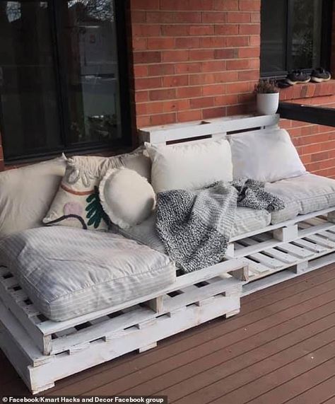 Outdoor Day Bed, Modern Spanish Home, Diy Couple, Three Dog, Outdoor Lounge Area, Diy Couch, Crate Furniture, Outdoor Daybed, Pallet Outdoor