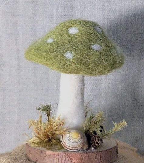 Cute needle felted mossy green mushroom with wood base decorated with moss, pinecones and real amethyst gemstones. Needle Felt Beginner, Needle Felted Leaves, Needle Felt Ideas, Felt Mushroom Pattern, Diy Toadstool, Needle Felted Mushrooms, Needle Felting Ideas, Felted Mushrooms, Felted Gnomes