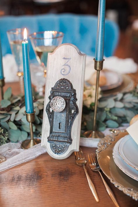 Round Wedding Tables, Wedding Seating Signs, Wedding Table Number Signs, Wood Table Numbers, Plan Wedding, Wedding Doors, Bottle Centerpieces, Wedding Decoration Ideas, Rustic Table Decor