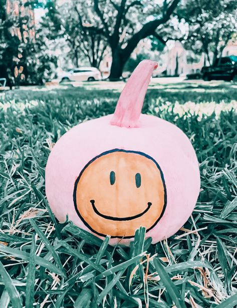 Cute Painted Pumpkin Ideas, Halloween Pumpkin Crafts, Creative Pumpkin Painting, Cute Pumpkin Carving, Presets Vsco, Pumkin Carving, Halloween Pumpkin Designs, Halloween Pumpkins Painted, Painted Pumpkin