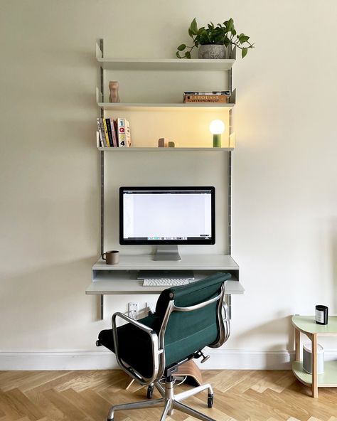 A classic work-from-home 606 set-up in customer’s Brooklyn apartment, New York City. The desk-shelf can be used either way up – for a laptop or separate monitor and keyboard – and can be easily set at your preferred height, sitting or standing, by adjusting just two removable pins. Also available in black, silver or beech, the 606 Universal Shelving System is a modular, adaptable, kit-of-parts, designed by Dieter Rams for Vitsœ in 1960. Plan your home-office system at: vitsoe.com/606/inquiry. Terrace Bedroom Ideas, Office Desk Set, Latest Living Room Designs, Small Home Offices, Interior Design Boards, Minimalist Room, Minimalist Interior Design, Desk Shelves, Home Desk