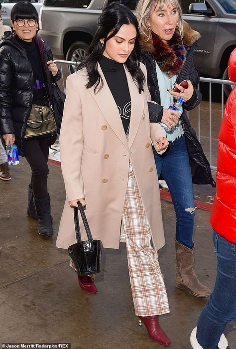 Celebrity Street Style Winter, Sundance Style, Celebrity Style Inspiration, Camila Mendes, Sundance Film Festival, Sundance Film, Winter Outfit Inspiration, Style Inspiration Winter, Cold Weather Fashion