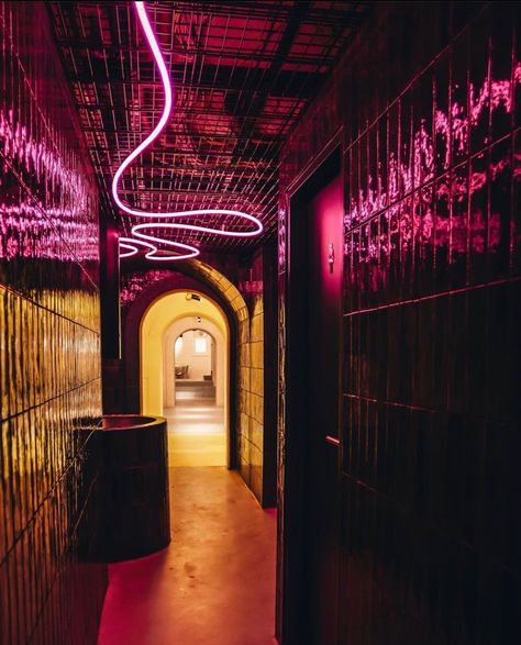 Club Ceiling Design, Neon Interior Design, Neon Club, Korean Bar, Underground Club, Nightclub Design, Pink Bar, Bar Interior Design, Beer Pub