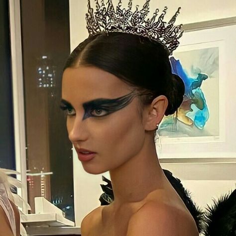 Black Swan Hairstyle, Black Swan Eye Makeup, Swan Lake Halloween Costume, Swan Lake Makeup, Black Swan Costume Halloween, Black Swan Makeup, Swan Lake Costumes, Swan Costume, Black Swan Costume