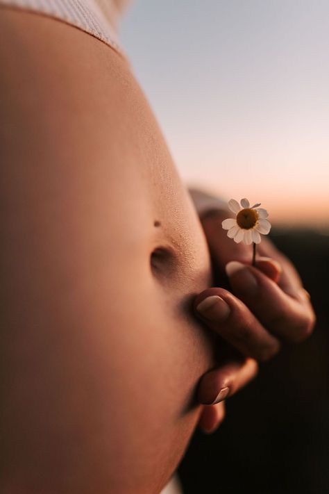 Maternity Photography Natural Simple, Artistic Maternity Photos, Close Up Maternity Pictures, Styled Maternity Shoot, Maternity Photography Aesthetic, Vintage Pregnancy Photoshoot, Simple Maternity Photos, Minimal Maternity Shoot, Pragnent Photography Ideas