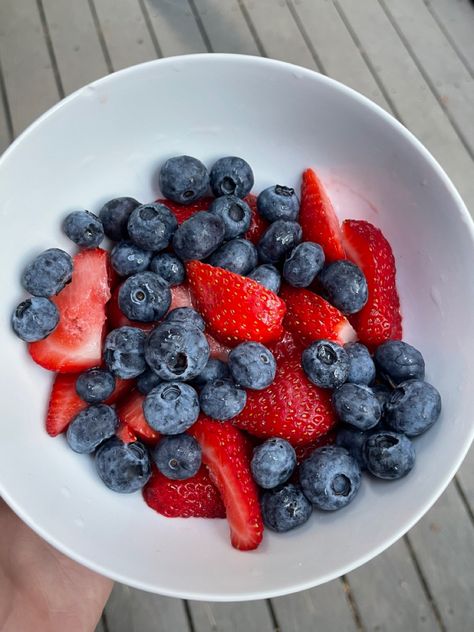 Strawberries And Blueberries Aesthetic, Blueberries Aesthetic, Blueberry Aesthetic, Low Fodmap Foods, Low Fodmap Fruits, Blueberries And Strawberries, Better Gut Health, Cottagecore Food, Fodmap Foods