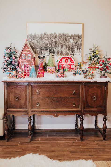 Disney Christmas Village, Christmas Village Display Ideas, Village Display Ideas, Vintage Jul, Diy Jul, Christmas Village Display, Village Display, Christmas Time Is Here, Christmas Inspo