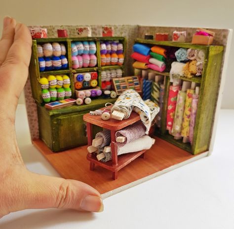 How to make a miniature knitting shop (all handmade 1:24 scale) Miniature Shop Diy, Miniature Craft Room, Miniature Crafts Diy, Miniature Sewing Room, Miniature Yarn, Knitting Room, Room Box Miniatures, Dolls House Shop, Miniature Shop