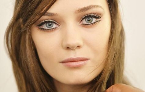 Make up Taupe Eyeshadow, Artist Makeup, Make Up Inspiration, Long Layered Haircuts, Winter Makeup, Long Hair Cuts, Retro Chic, Layered Haircuts, All Things Beauty