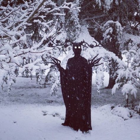 Dark Christmas, Over The Garden Wall, Witch Aesthetic, Oc Ideas, Scary Art, Horror Art, Some Pictures, Garden Wall, The Snow