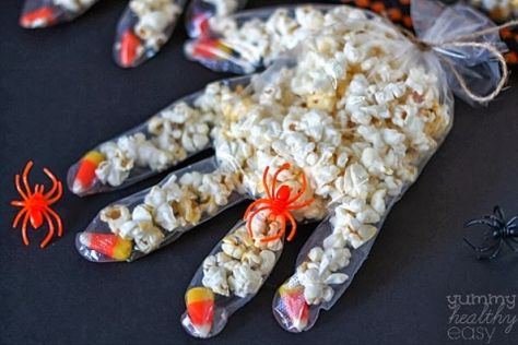 Fun Halloween craft to make with kids! Disposable gloves with candy corn fingernails, filled with popcorn. So cute! Popcorn Hands, Candy Corn Popcorn, Halloween Popcorn, Monster Hands, Spooky Halloween Treats, Halloween Party Treats, Dulces Halloween, Healthy Halloween Treats, Spooky Food