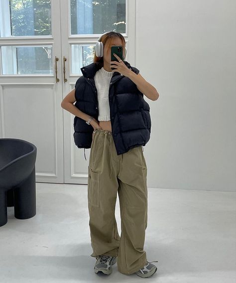 Puffer Vest Outfit, Outfit Airport, Vest Outfit, Padded Vest, Vest Outfits, Puffer Vest, Style Guide, Style Guides, My Girl