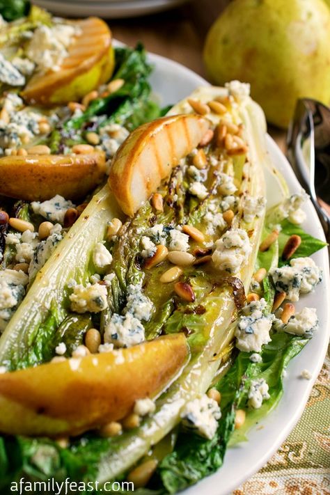 Grilled Romaine Hearts with Pears and Bleu Cheese - An incredible salad that will make your tastebuds dance! Romaine Wraps, Grilled Romaine Hearts, Romaine Hearts, Bbq Vegetables, Grilled Romaine Salad, Salad Simple, Grilled Salad, Grilled Romaine, Romaine Salad