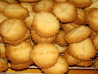 Cookie Recipes Condensed Milk, Condensed Milk Biscuits, Condensed Milk Recipes Desserts, Milk Recipes Dessert, Lekker Resepte, Condensed Milk Cookies, Coffee Biscuits, Milk Biscuits, Coconut Biscuits