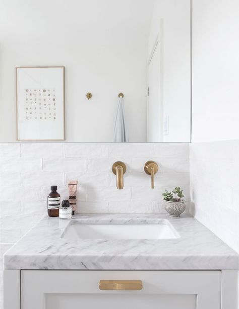 House & Home - 4 Small Bathroom Design Tips For Maximizing Space Decorating Bathroom, Home Luxury, Small Room Design, Bathroom Tiles, Small Bathroom Design, Family Bathroom, Large Mirror, White Tiles, Small Bathroom Remodel