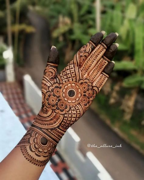 Mehndiworld on Instagram: “Beautiful mehndi design for front hand 😊😊🥰🥰 do check this out. . . . . Credit : @the_allure_ink . . . . . #mehndi #design #easy #henna…” Frant Mehandi Designs, Mhendi Design Unique Latest Front Hand, Mehndi Design For Front Hand, Front Mehndi, Indian Henna Designs, Rajasthani Mehndi, Beautiful Simple Mehndi Design, Simple Mehandi, Rajasthani Mehndi Designs