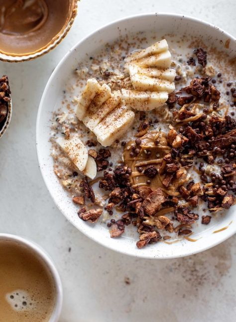 These peanut butter overnight oats are Topped with 5 minute grain free chocolate granola and it's the best combo ever. #overnightoats #breakfast Breaking Fast, Peanut Butter Overnight Oats, Weekday Breakfast, Breakfast Oatmeal, Peanut Butter Ice Cream, Gluten Free Granola, Peanut Butter Roll, Chocolate Granola, Balanced Meals