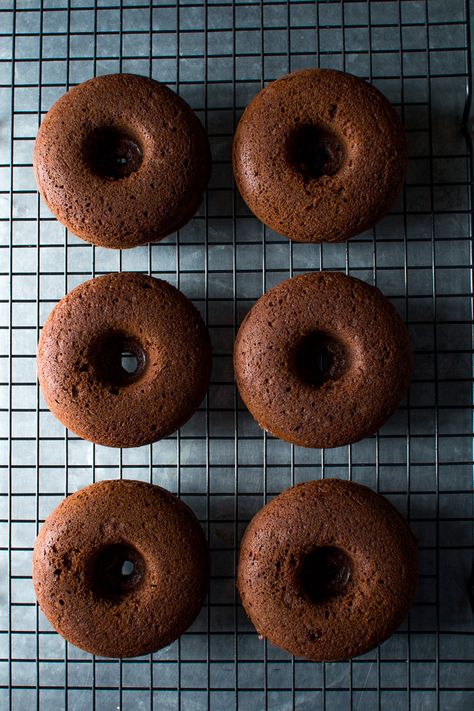 Salted Caramel Glaze, Chocolate Doughnuts, Baked Doughnuts, Caramel Glaze, Salted Caramel Chocolate, Doughnut Recipe, Caramel Chocolate, Baked Donuts, Salted Caramel