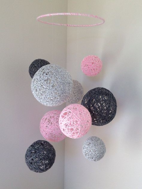 21 Increíbles ideas para decorar las paredes de tu hogar DIY Bedroom Wall Decor Ideas, Diy Baby Mobile, Diy Decoracion, Baby Rosa, Decor Ikea, Creative Bedroom, Diy Simple, Wall Decor Ideas, Ball Decorations