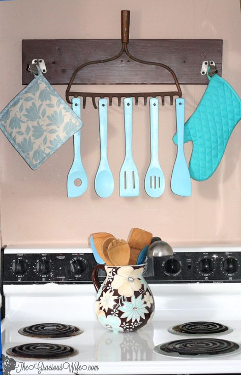 Upcycled Old Rake to Utensil Holder - an easy DIY craft for home decor in the kitchen .  Love these colors! Utensils Holder Diy, Diy Utensil Holder, Rustic Utensil Holder, Diy Farmhouse Kitchen Decor, Diy Utensils, Rake Head, Diy Kitchen Projects, Dekor Diy, Diy Kitchen Decor