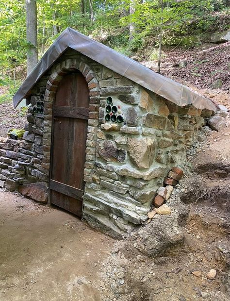 Stone Walls Garden, Earth Sheltered Homes, Stone Cabin, Underground Shelter, Bushcraft Shelter, Small Log Cabin, Root Cellar, Earth Sheltered, Underground Bunker