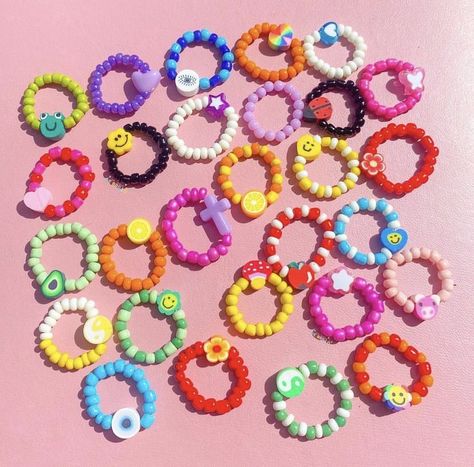 How To Make Friendship Bracelets With Beads, Seed Beads Rings, Body Jewelry Diy, Beads Rings, Handmade Jewelry Business, Diy Kandi Bracelets, Diy Friendship Bracelets Tutorial, Diy Beaded Rings, Bracelet Craft Diy