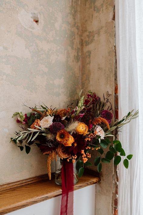 Bootinterieur Wedding Fall, Lunaria Wedding Bouquet, Amber Wedding Bouquet, Autumn Bridal Flowers, Unique Fall Wedding Bouquets, Small Fall Bouquet Wedding, Whimsical Fall Bouquet, Autumn Bouquets Wedding, Dark Fall Flowers