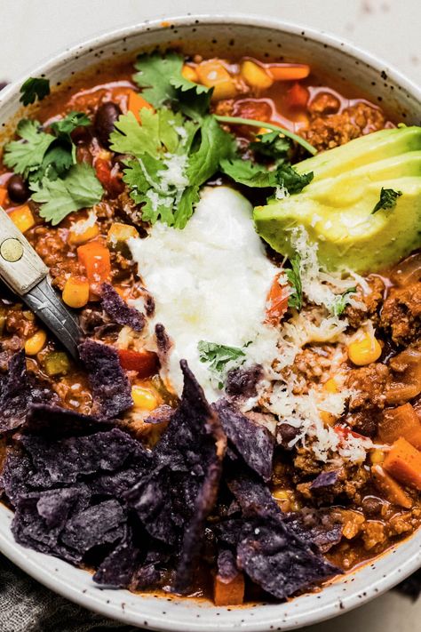 When the weather turns cold, warming up with a bowl of veggie-loaded turkey chili is about as good as it gets! This turkey chili recipe feeds 5-6 but can easily be doubled and frozen for easy meal prep. Turkey Chilli Recipes, Chili Recipes Healthy, Homemade Chili Recipes, Healthy Chili Recipes, Cold Weather Soup Recipes, Healthy Turkey Chili Recipe, Gluten Free Chili Recipe, Chili Homemade, Turkey Sweet Potato Chili