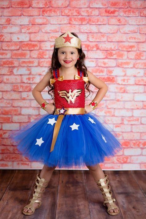 Disfraz de mujer maravilla para jugar Wonder Woman Costume Girl, Wonder Woman Kids Costume, Wonder Woman Costume Diy, Wonder Woman Tutu, Wonder Woman Accessories, Wonder Woman Birthday Party, Snowman Costume, Wonder Woman Party, Wonder Woman Birthday