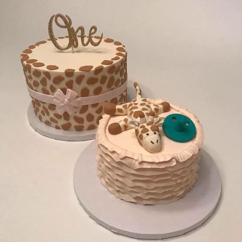 First Birthday Giraffe Theme, Giraffe Smash Cake, Giraffe Birthday Cakes, Elena Birthday Party, Number One Cake, Giraffe Birthday Parties, 1st Year Cake, Giraffe Cake, Giraffe Party