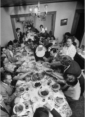 Is it Easter,Thanksgiving or Christmas...or just another Sunday with the family. Vintage Foto's, Italian Family, Italian Life, Italian Heritage, Joke Of The Day, Vintage Italy, Foto Vintage, Vintage Photographs, Vintage Italian