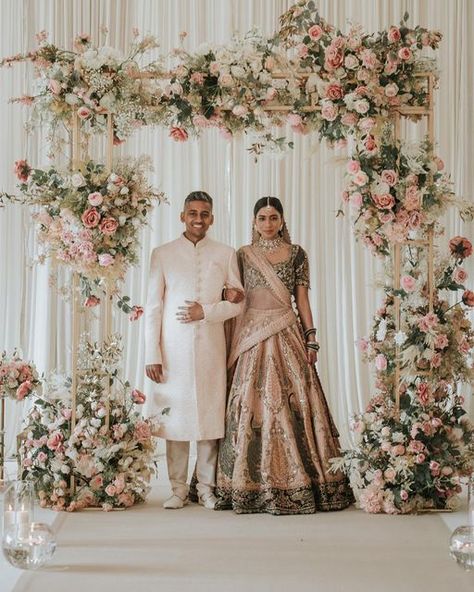 Modern Indian Wedding Decor, Mandap Simple, Indoor Mandap, Flower Mandap, Pastel Indian Wedding, Simple Indian Wedding, Mandap Ideas, India Pic, Floral Mandap