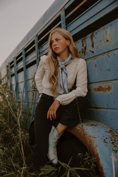 Ranch Senior Pictures, Western Dress Poses, Stockyard Photoshoot, Punchy Photoshoot, Western Instagram Pictures, Western Photo Shoot, Cowgirl Senior Pictures, Western Winter Outfits, Western Summer Outfits