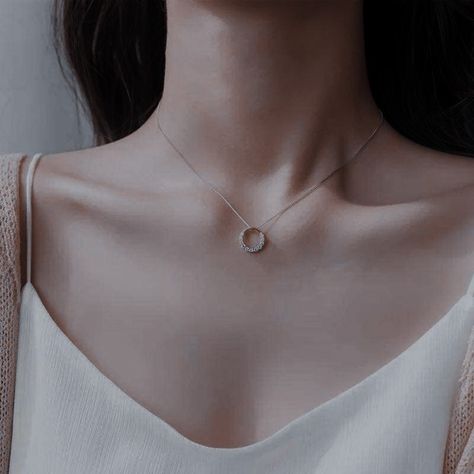 Collar Bone Necklace, Defined Collar Bone Aesthetic, Collarbone Aethstetic, Defined Collar Bone, Anatomy Diagrams, Simple Elegant Jewelry, Collarbone Necklace, Pretty Brown Eyes, Fancy Jewelry Necklace