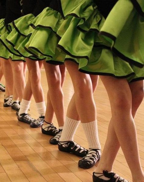 Irish dancers Michael Flatley, Irish Step Dancing, Steps Dance, Irish Beauty, Irish Eyes Are Smiling, Irish Dancers, Irish Dancing Dresses, Irish Cottage, Ballet Art