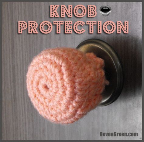 Knob protection...it's cozy. DevenGreen.com Baby Life Hacks, Summer Baby Clothes, Baby Proofing, Mason Jar Crafts, Door Knob, Crochet Home, Learn To Crochet, Summer Baby, Yarn Crafts