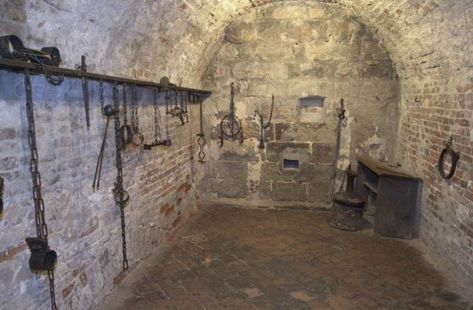 The Unthinkable Horror Of Becoming a Prisoner in the Middle Ages | About History Dungeon Cell, Medieval Prison, Medieval London, Medieval Dungeon, Castle Dungeon, Dungeon Room, Castles Interior, Late Middle Ages, Medieval Life