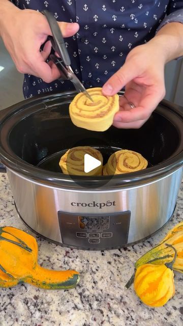 Cinnamon Roll Casserole Crockpot, Pumpkin Crockpot, Cinnamon Roll Casserole, Slow Cooker Pumpkin, Pumpkin Cinnamon Rolls, Crock Pot Desserts, Pumpkin Recipes Dessert, Crock Pot Cooking, Slow Cooking