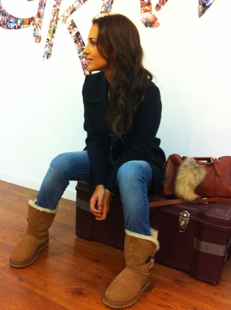 Tras la pista de Paula Echevarría » 100% basic Uggs Outfits, Outfit With Uggs, Ugg Boots Outfit, Outfit Botas, Winter Boots Outfits, Ugg Winter Boots, Boots Outfits, Winter Outfits Warm, Uggs Outfit