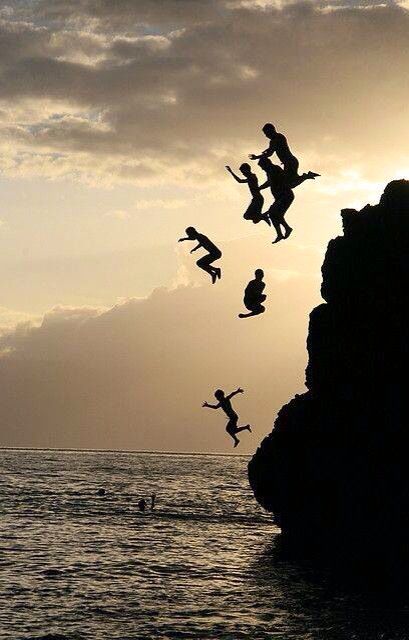 Silhouette of kids jumping off a cliff into the water Silhouettes Of People, Foto Poses, Pics Art, Bald Eagle, The Ocean, Summer Fun, Istanbul, Places To Go, Art Photography