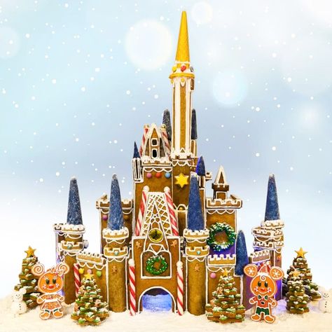 Disney Castle Gingerbread House, Gingerbread Disney Castle, Disney Gingerbread House Ideas, Castle Gingerbread House, Mickey And Minnie Gingerbread, Disney Gingerbread House, Minnie Gingerbread, Disneyland Paris Castle, Gingerbread Castle