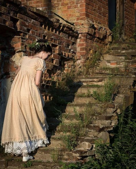 Green Princess Aesthetic, Spring Kingdom, 1800 Dress, 1900s Aesthetic, Colonial Woman, Fairy Academia, Mysterious Forest, Fairytale Photography, Vintage Princess