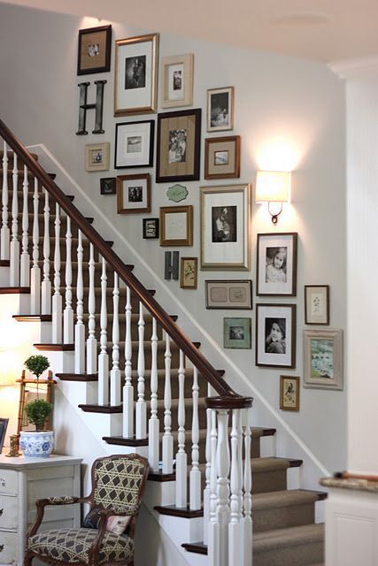 Gallery wall lining stairway Arranging Pictures, Foto Scale, Stairway Photos, Stairway Gallery, Gallery Wall Staircase, Staircase Wall Decor, Stair Wall, Staircase Wall, Framed Pictures