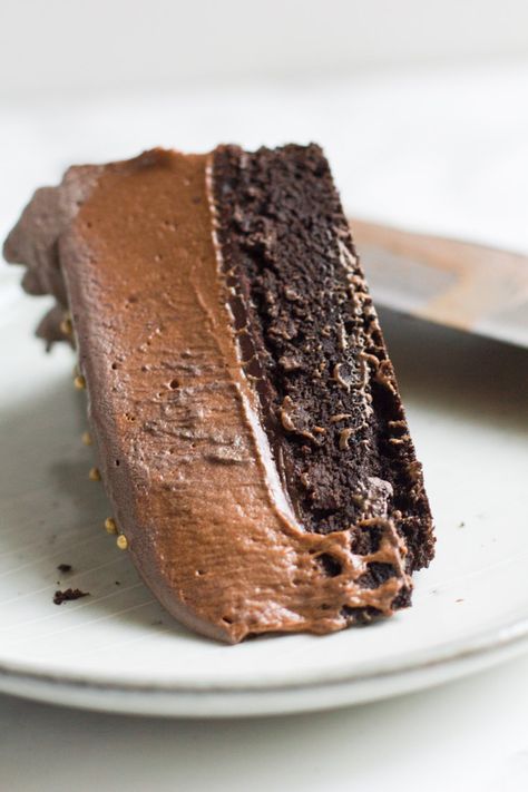 A rich and decadent Baileys chocolate mousse cake. Each layer is infused with the smooth, creamy taste of irish cream. Bailey Cake, Baileys Chocolate Mousse, Baileys Mousse, Baileys Frozen, Baileys Cake, Chocolate Mousse Cake Recipe, Easy Chocolate Mousse, Mousse Cake Recipe, Frozen Chocolate