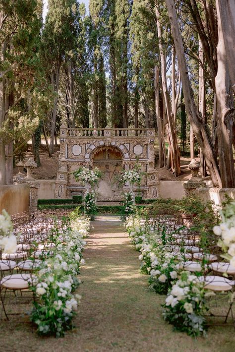 Wedding Ideas Italy Romantic, Florence Wedding Venues, Italian Villa Wedding Ceremony, Villa Gamberaia Wedding, Italian Courtyard Wedding, Italian Garden Wedding Decor, Old School Italian Wedding, Italian Villa Wedding Aesthetic, Italy Aesthetic Wedding