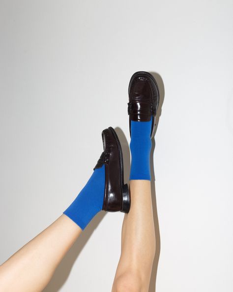 Blue Socks Outfit, Colorful Socks Outfit, Socks Street Style, Neutral Socks, Socks And Loafers, Loafers And Socks, Aesthetic Socks, Statement Socks, Trendy Socks